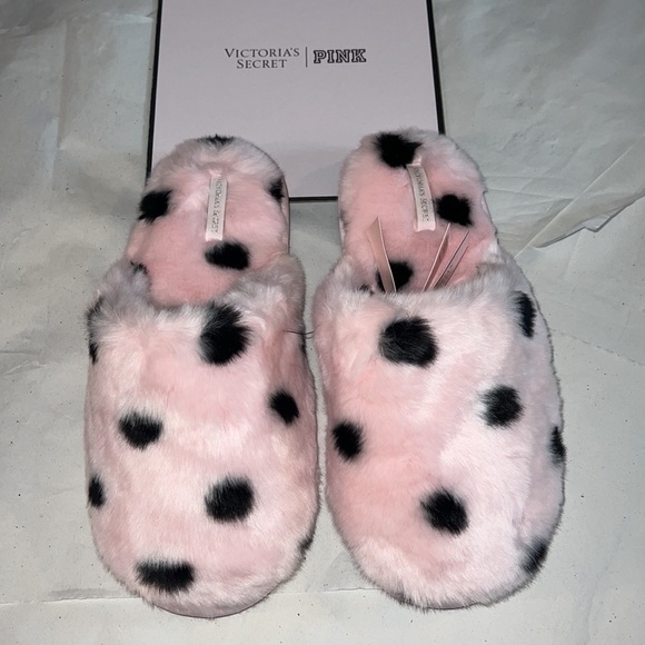 7/8 VICTORIA'S SECRET
Closed Toe Faux Fur Slipper - Picture 3 of 15